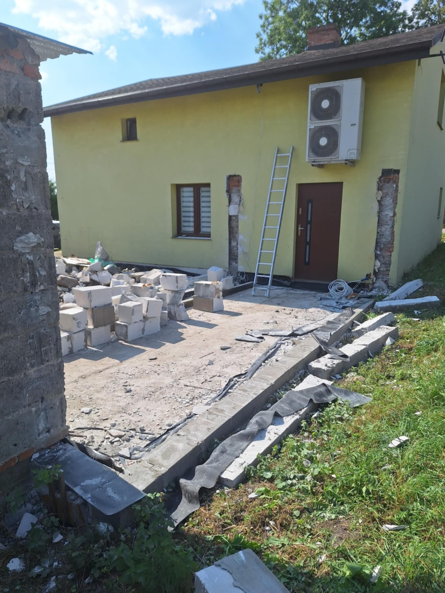 wyburzenie zakończone, pozostały prace porządkowe