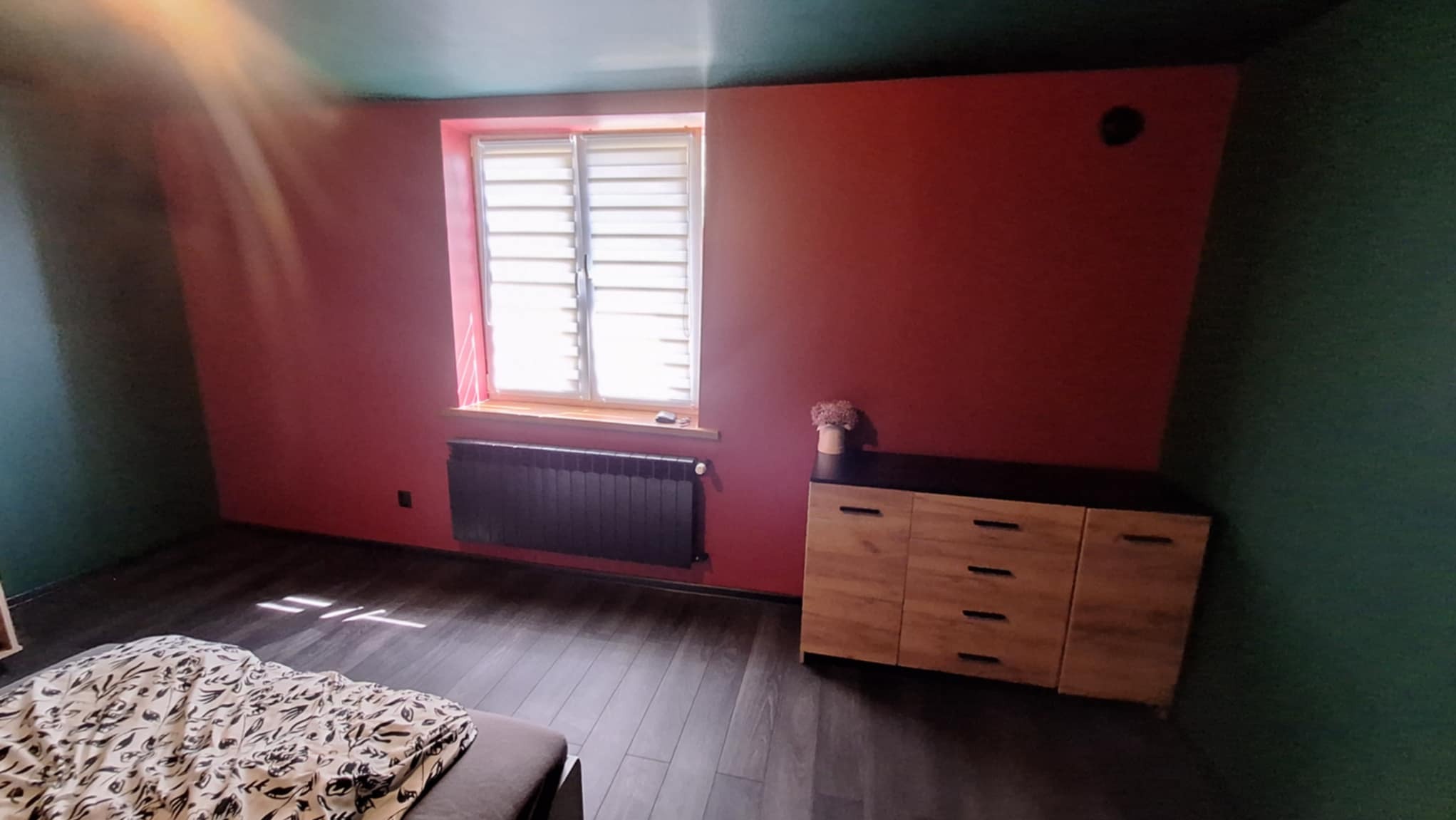 pomieszczenie po zakończeniu prac wykończeniowych (wraz ze składaniem mebli)