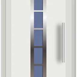 Białe drzwi wejściowe z czterema prostokątnymi szybami w srebrnej ramie i długim, pionowym uchwytem, prezentowane na jasnym tle.