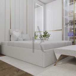 Pracownia Wnętrz Aleksandra Radziszewska - Nowoczesna sypialnia: tapicerowane łóżko w odcieniach bieli, złote akcenty, garderoba z przeszklonymi drzwiami, minimalistyczny stolik nocny i drewniana podłoga.