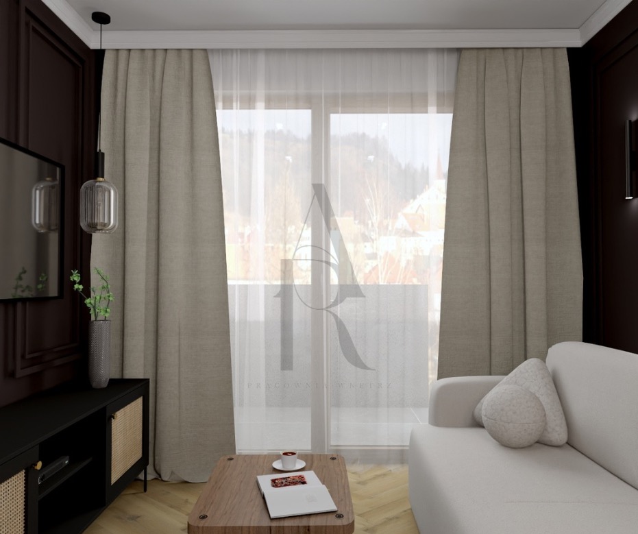 Elegancki salon z ciemnymi panelami, beżowymi zasłonami i jasną sofą. Stolik kawowy z książką i filiżanką. Lampa wisząca oświetla roślinę w wazonie.