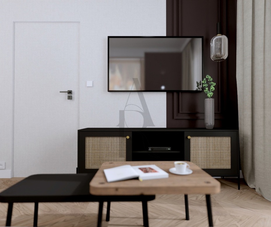 Nowoczesny salon z telewizorem, szafką RTV z rattanowymi frontami i stolikami kawowymi. Biało-brązowa ściana, lampa wisząca i zasłony w neutralnych barwach.