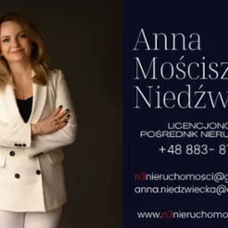 Profesjonalny portret kobiety, pośrednika nieruchomości, w białym garniturze na ciemnym tle, z danymi kontaktowymi i logo firmy.