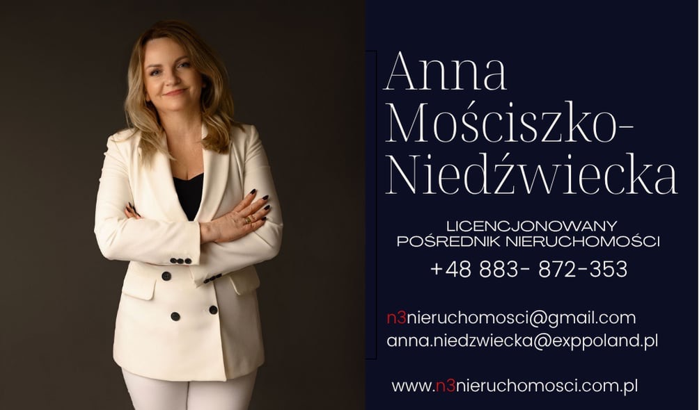 Profesjonalny portret kobiety, pośrednika nieruchomości, w białym garniturze na ciemnym tle, z danymi kontaktowymi i logo firmy.