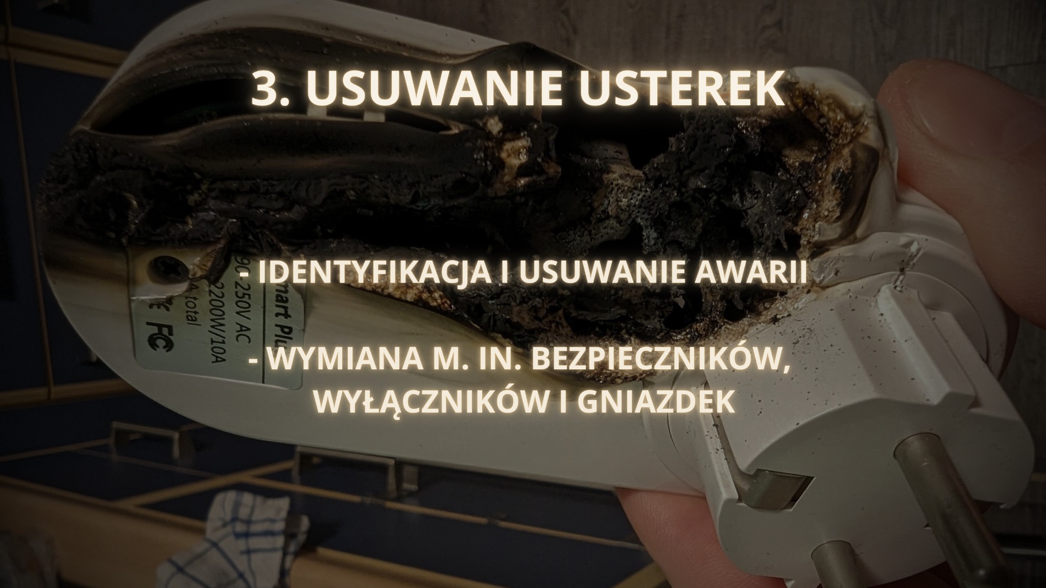 Spalona wtyczka elektryczna z widocznymi śladami zwarcia i tekstem o usuwaniu usterek, identyfikacji awarii i wymianie bezpieczników oraz gniazdek.