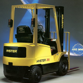 Żółty wózek widłowy Hyster 35, widok z boku, opony z wyraźnym bieżnikiem, logo Hyster na osłonie i maszcie, certyfikat ISO 9001 w prawym górnym rogu.