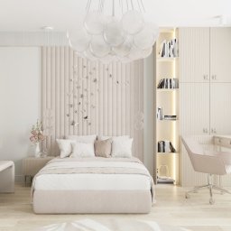 Meble Moras Piotr - Jasna sypialnia z tapicerowanym zagłówkiem zdobionym motylami, toaletką z owalnym lustrem i biurkiem z krzesłem. Całość w odcieniach beżu i bieli, z delikatnym oświetleniem.