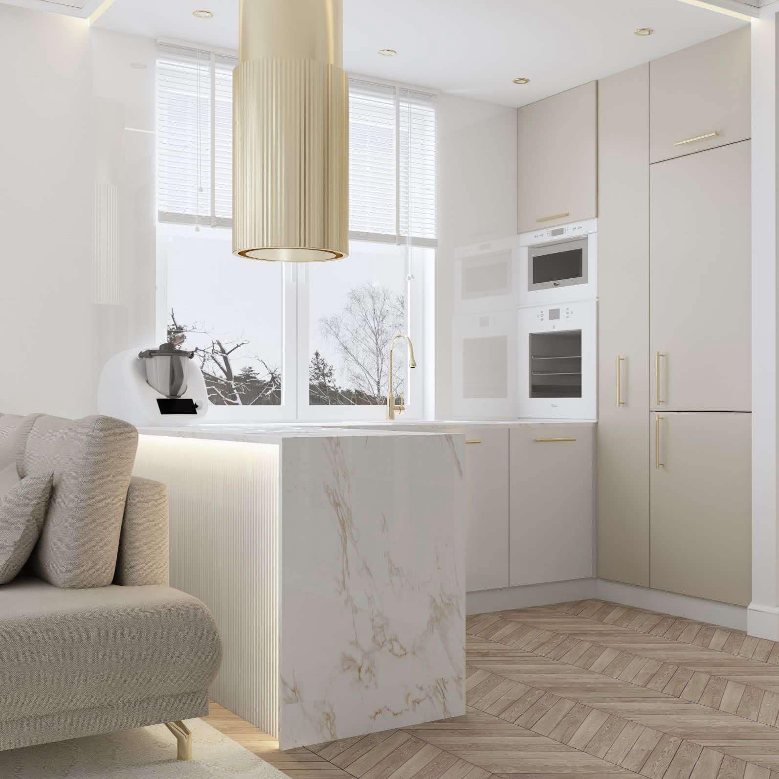 Elegancka kuchnia w odcieniach beżu i bieli, z marmurową wyspą i złotymi akcentami. Widoczny fragment sofy z poduszkami. Za oknem zimowy krajobraz.