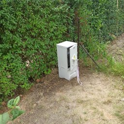 Rozdzielnica zasilająca z układem kontrolno-pomiarowym na działce
