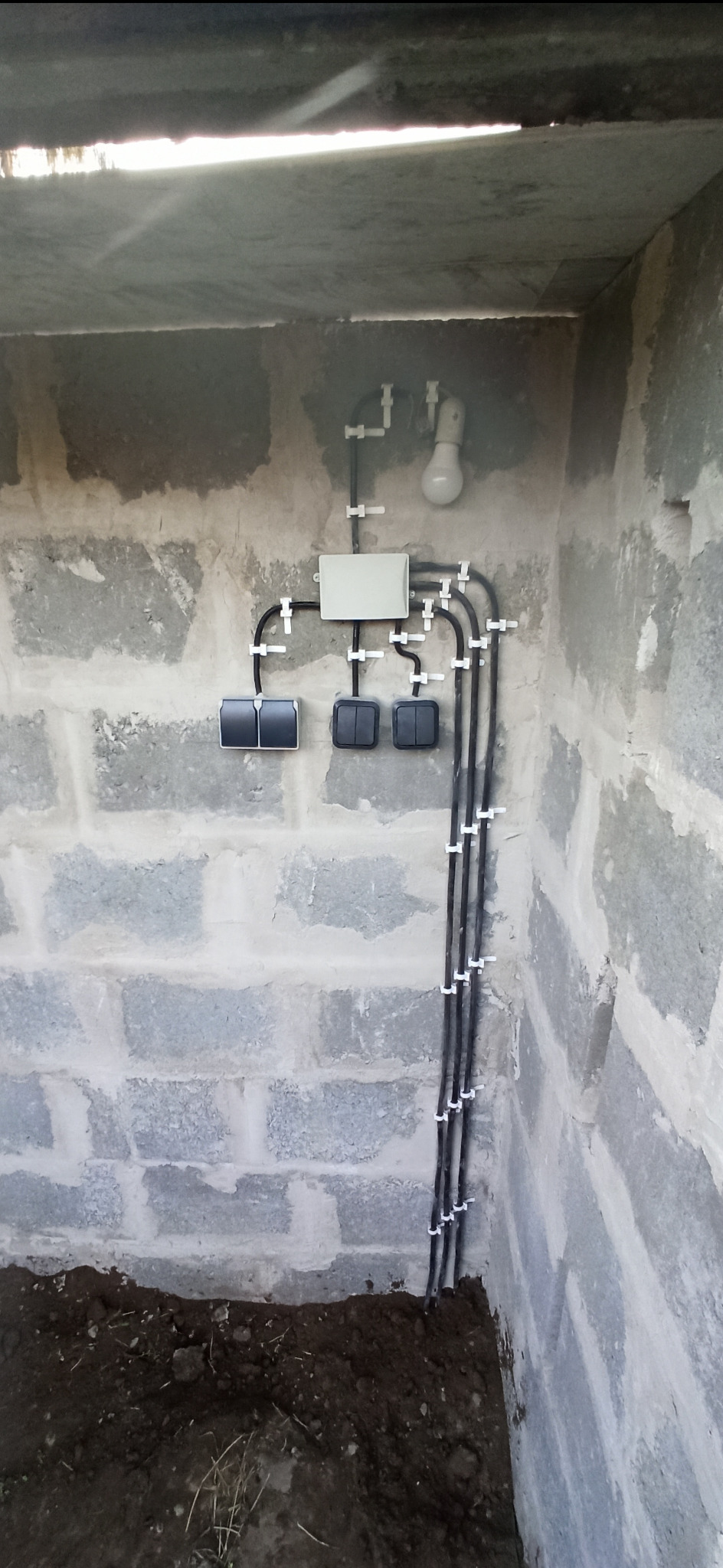 Instalacja natynkowa odpowiedzialna za sterowanie oświetleniem w ogrodzie oraz 2 gniazda 230V