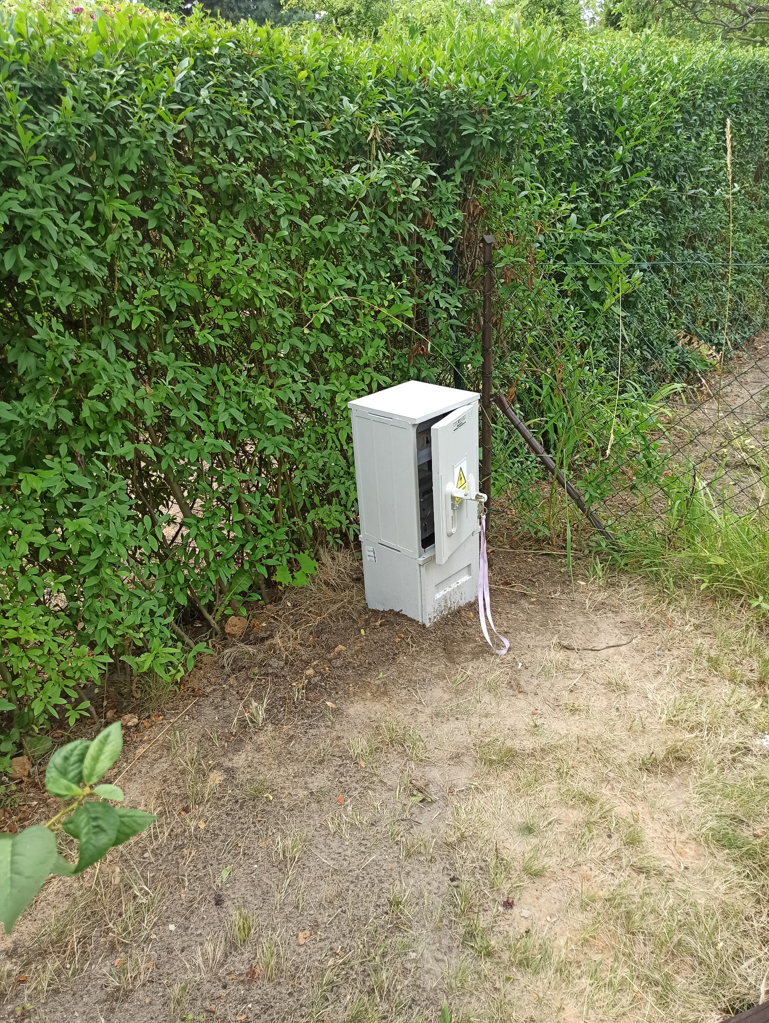 Rozdzielnica zasilająca z układem kontrolno-pomiarowym na działce