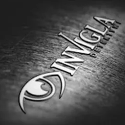 Monochromatyczne logo firmy detektywistycznej Invingla z symbolem oka, umieszczone ukośnie na teksturowanym tle. Minimalistyczny design, wyraźny kontrast.