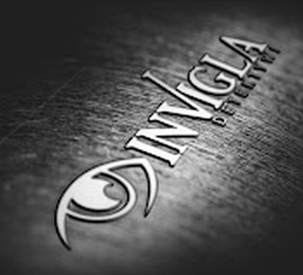 Monochromatyczne logo firmy detektywistycznej Invingla z symbolem oka, umieszczone ukośnie na teksturowanym tle. Minimalistyczny design, wyraźny kontrast.