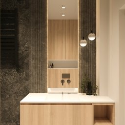 Projektowana - Daria Ciosek - Nowoczesna łazienka z drewnianą szafką pod umywalką, czarnym kamieniem na ścianie i dekoracyjnym oświetleniem. Minimalistyczny design.