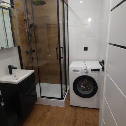 mała łazienka z prysznicem