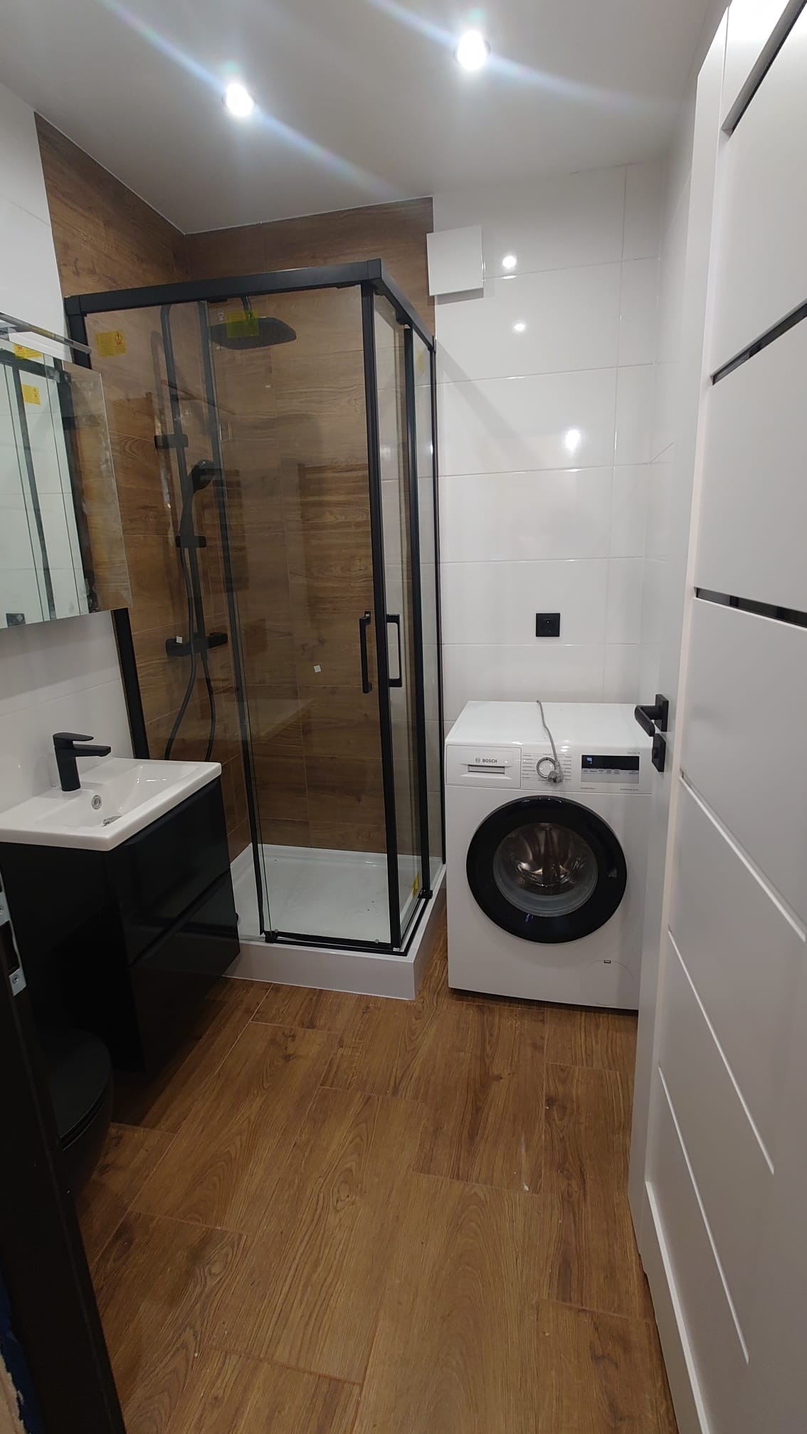 mała łazienka z prysznicem