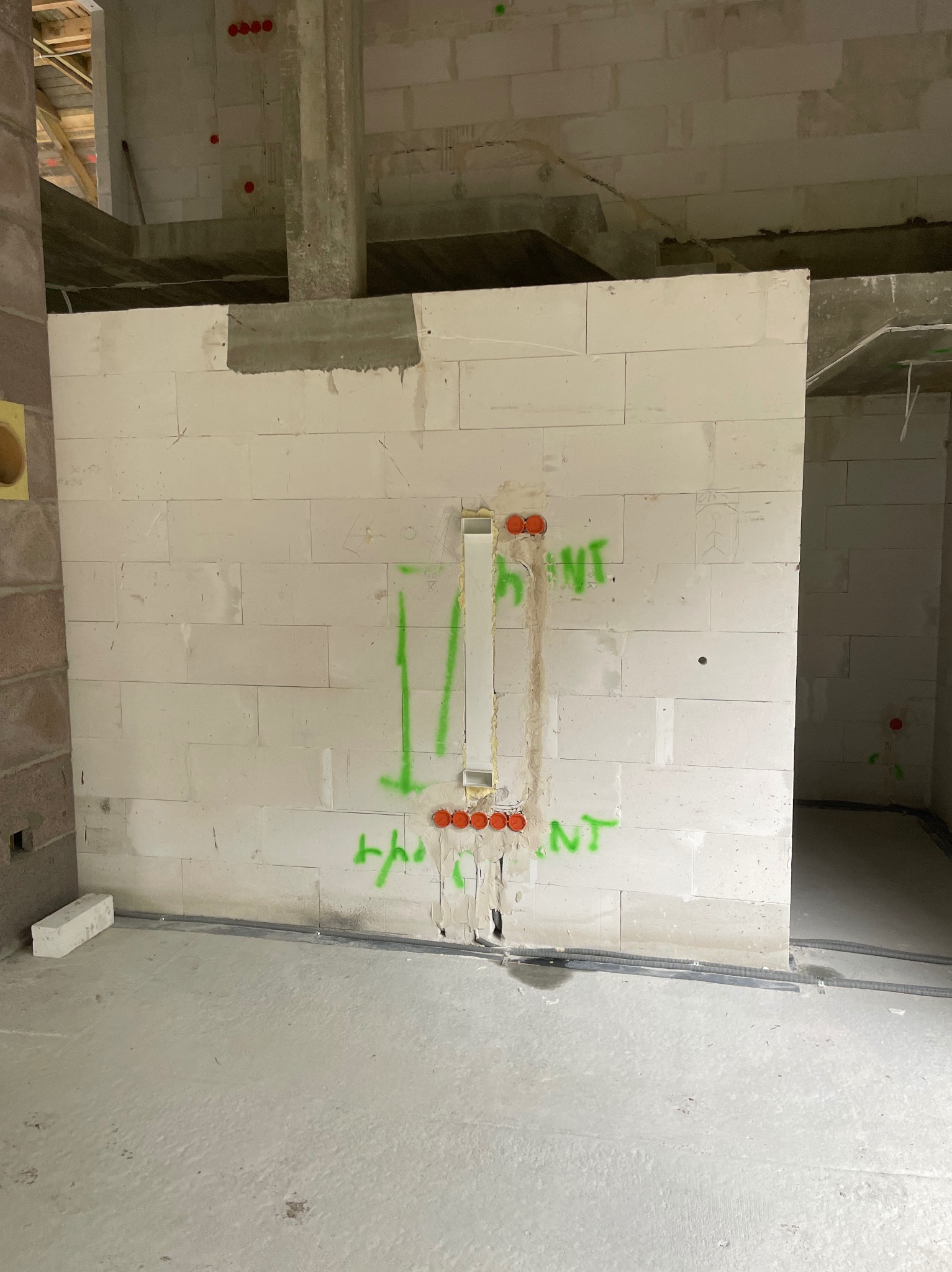 Instalacja elektryczna w ścianie z betonu komórkowego, widoczne puszki i przewody. Prace w toku w Mszanie Dolnej.