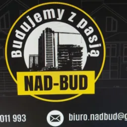 Logo firmy NAD-BUD z hasłem 'Budujemy z pasją', na tle budynków i planów architektonicznych. Numer telefonu i adres e-mail widoczne.