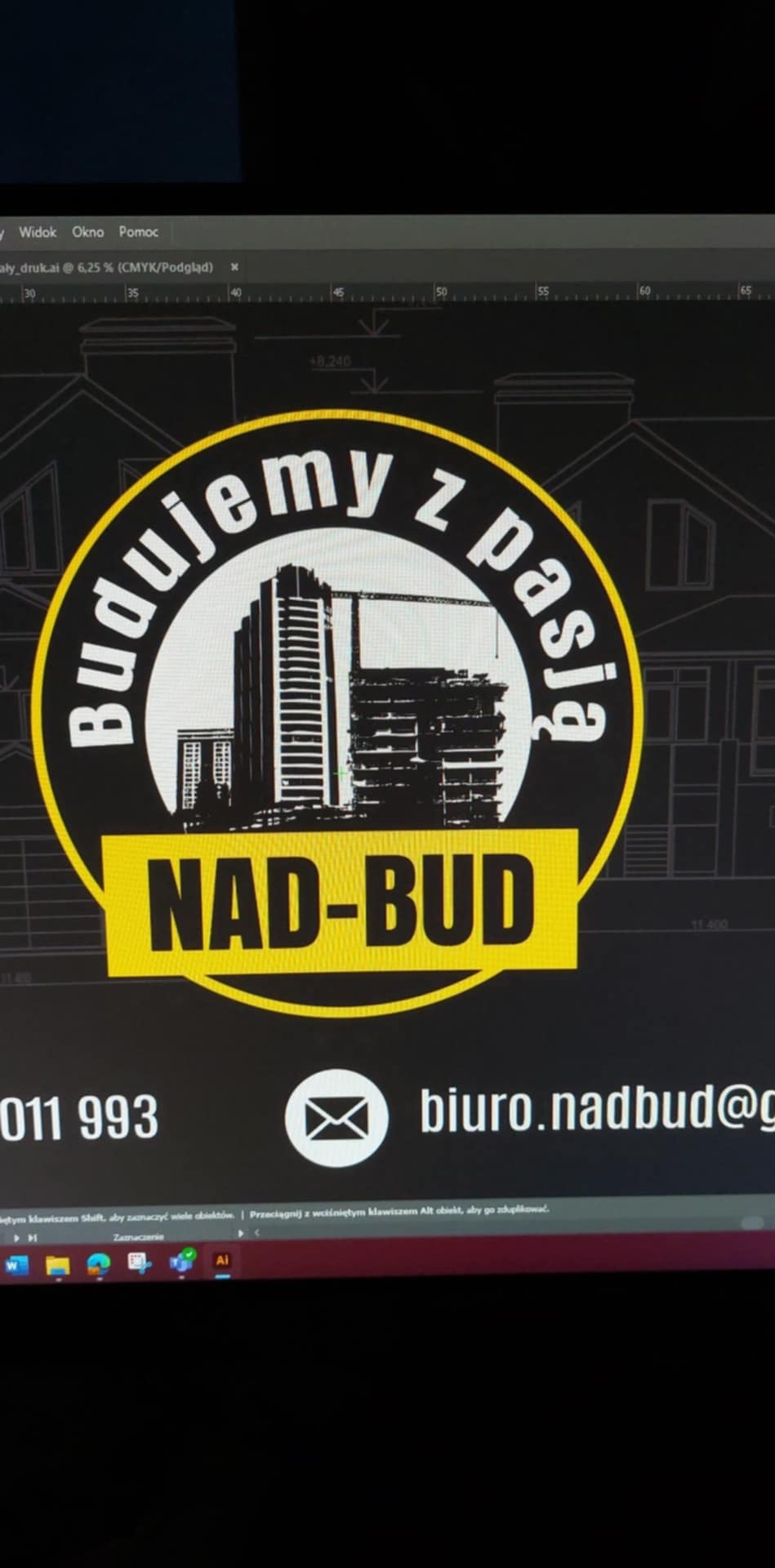 Logo firmy NAD-BUD z hasłem 'Budujemy z pasją', na tle budynków i planów architektonicznych. Numer telefonu i adres e-mail widoczne.