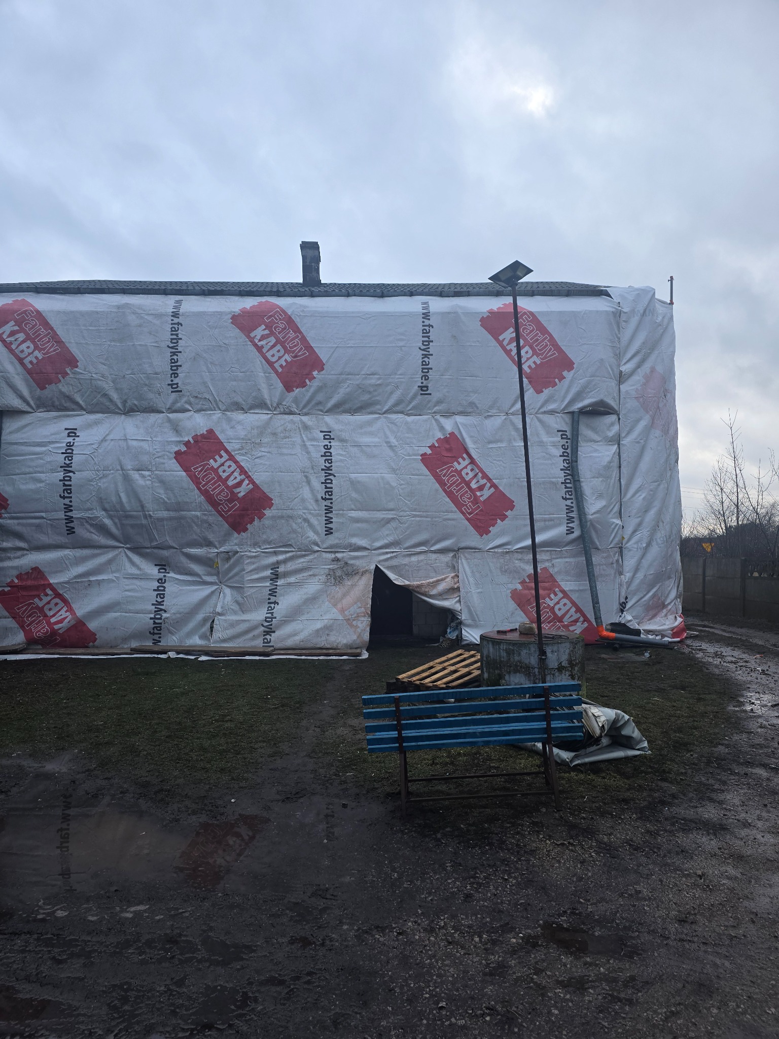 Budynek ocieplany zimą tj. styczeń 2025 zabezpieczony i dogrzewany żeby temperatura była dodatnia