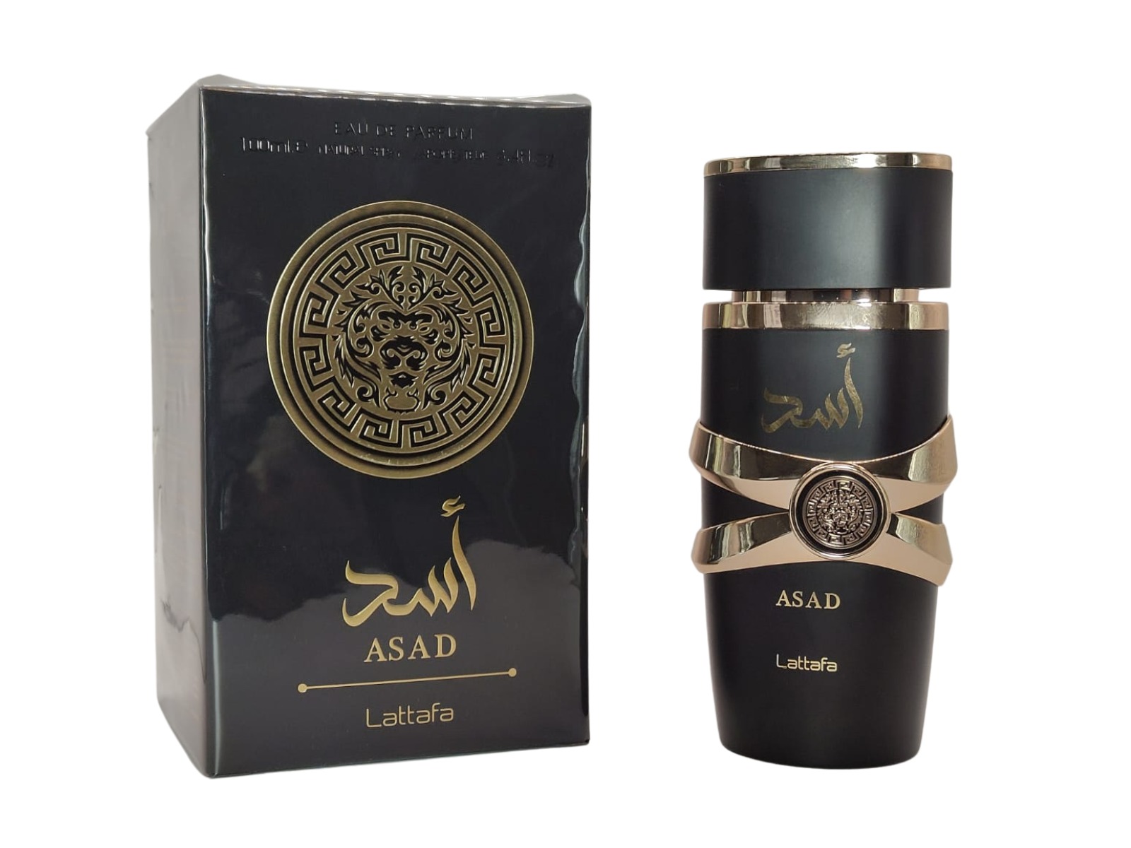Czarny flakon i pudełko perfum Asad Lattafa z arabskim napisem i złotymi akcentami. Elegancki design, wyraźne logo i nazwa marki. Produkt na białym tle.
