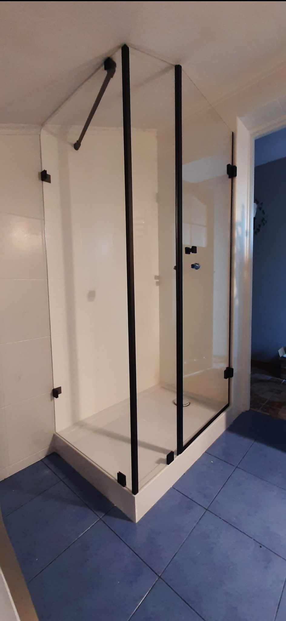 skośna kabina na wymiar z czarnym akcentem