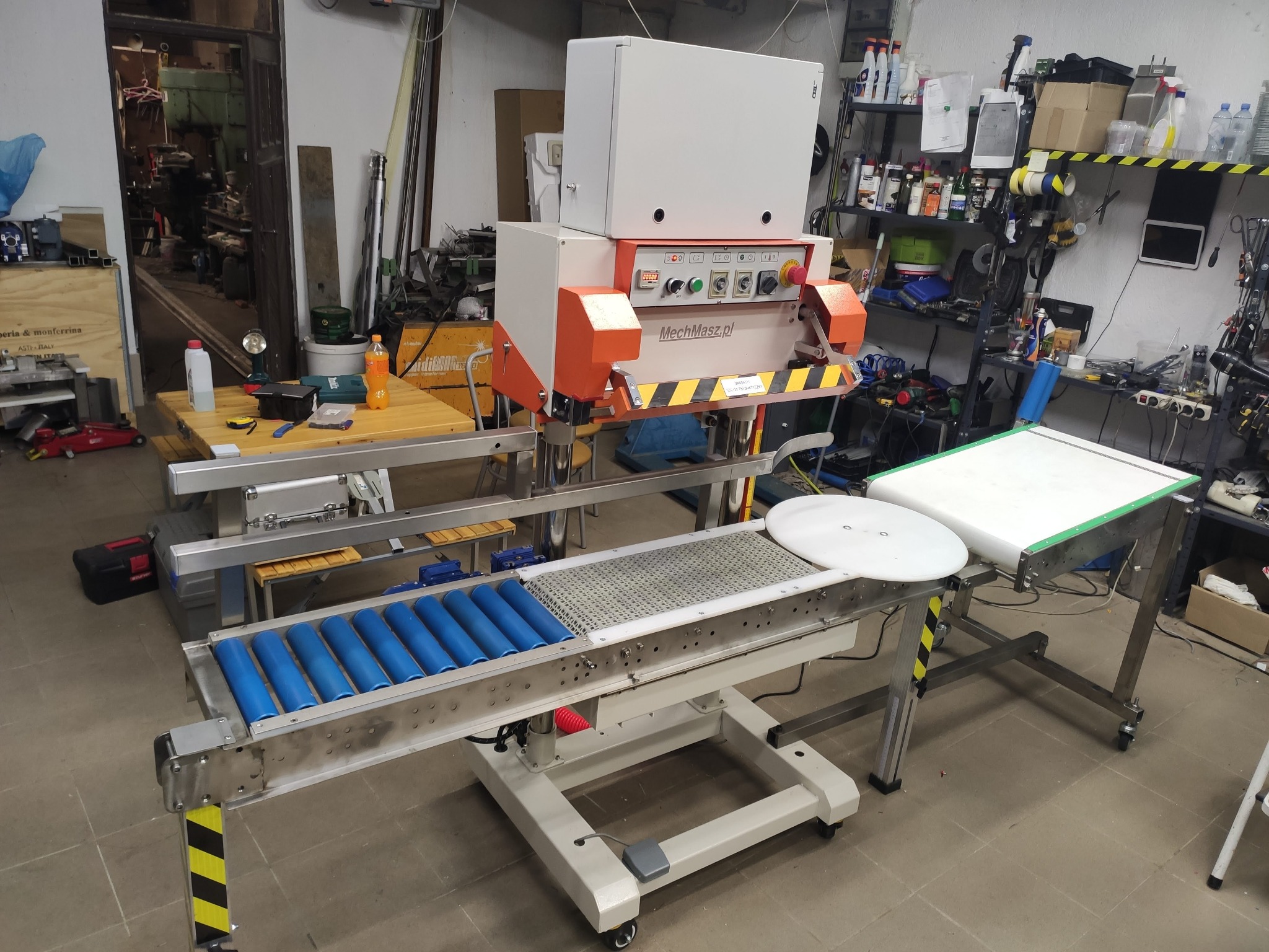 Zgrzewarka worków z obrotnicą i podajnikiem na dalszy tor