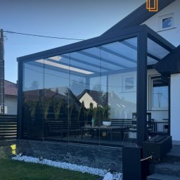 Zadaszenie z poliwęglanu oraz zabudowa z szybami przesuwnymi