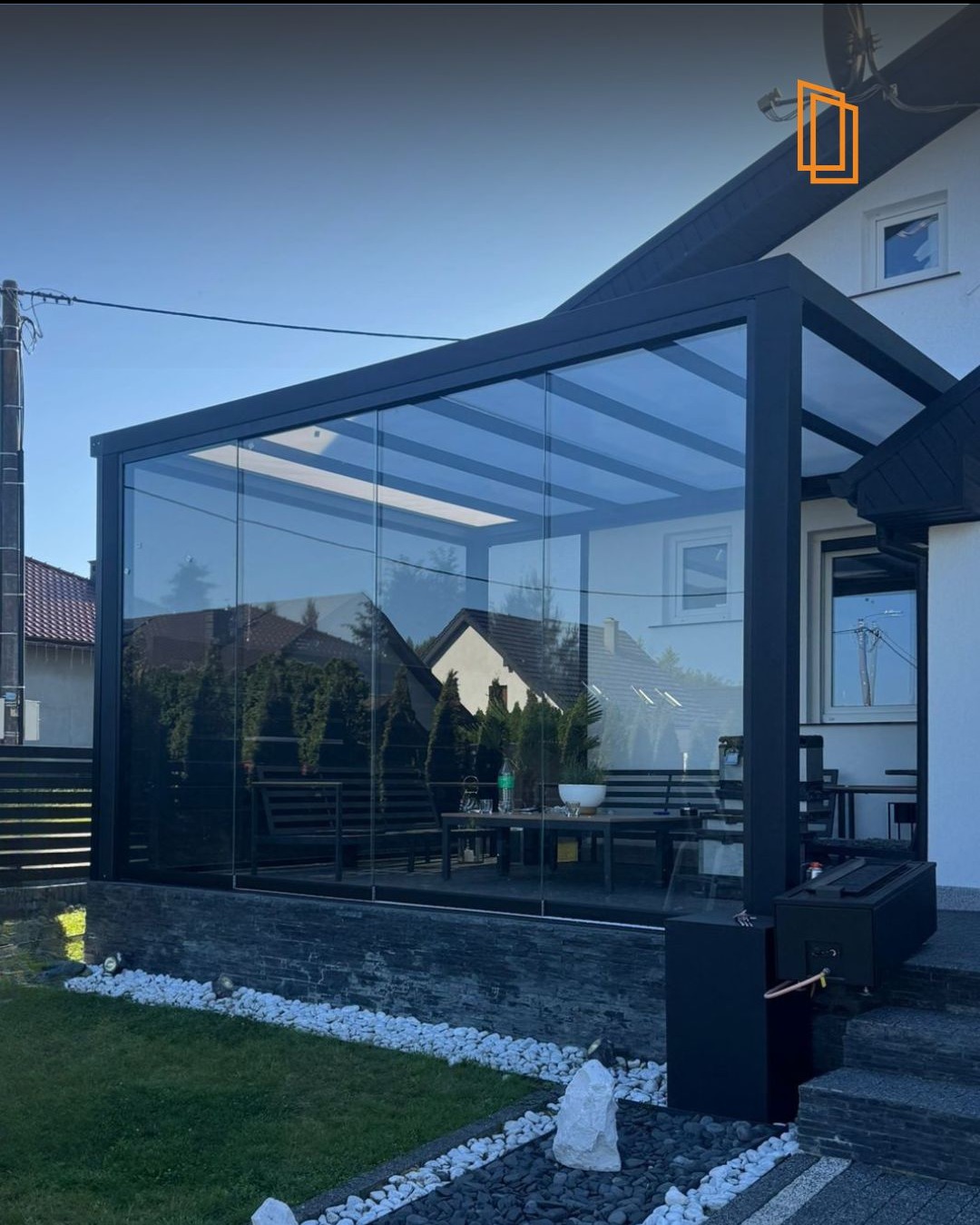 Zadaszenie z poliwęglanu oraz zabudowa z szybami przesuwnymi