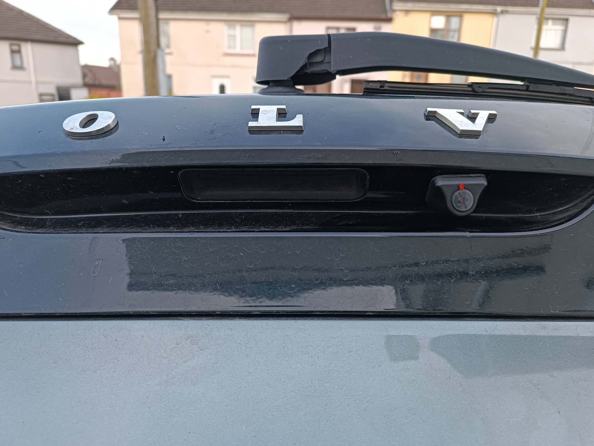 Kamera cofania zamontowana na klapie bagażnika Volvo w Żarach. Widoczne litery napisu VOLVO i obiektyw kamery.