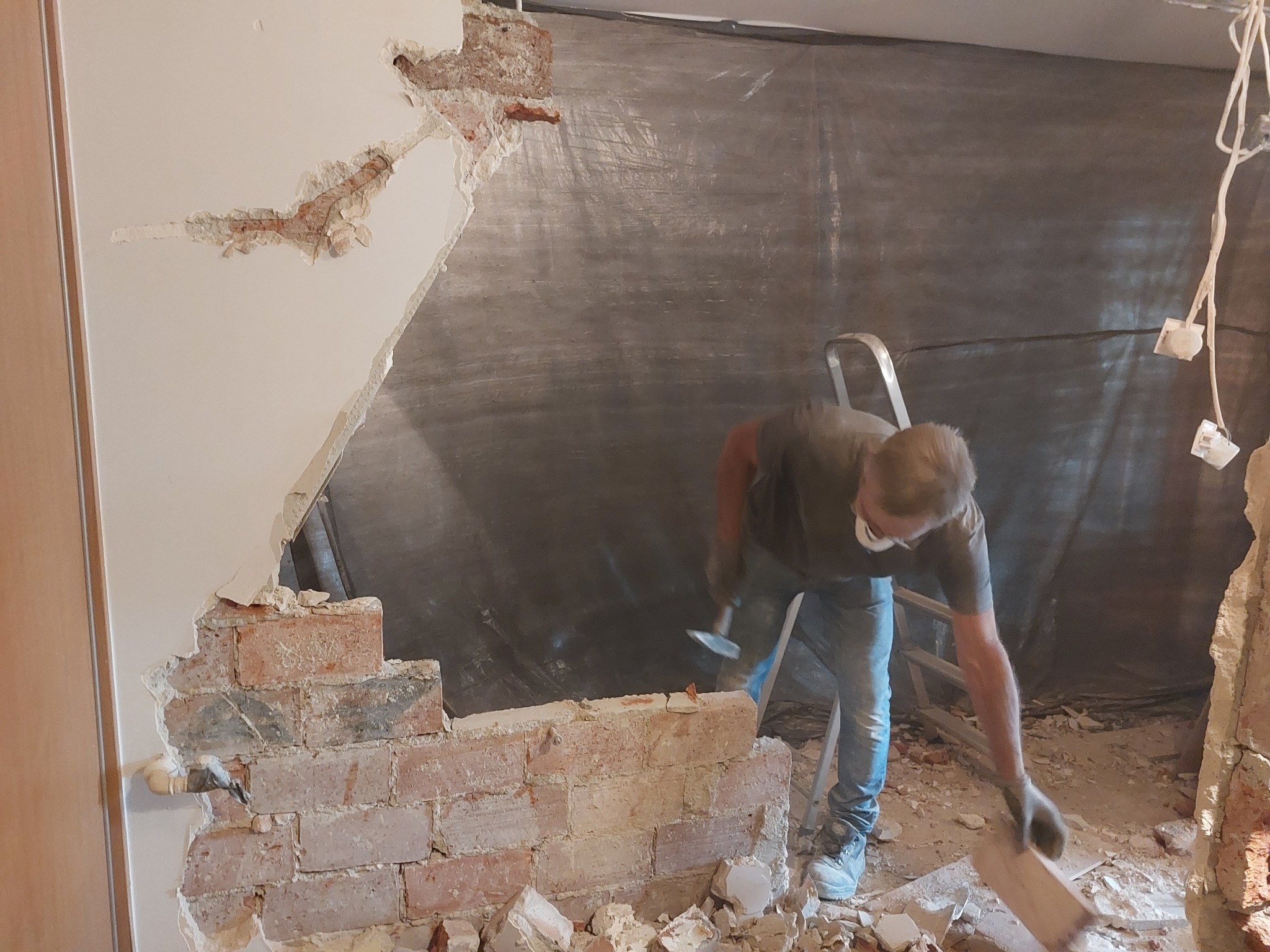 Przebudowa mieszkania - wraz z wyburzeniami i przesuwaniem ścian działowych. W trakcie prac.