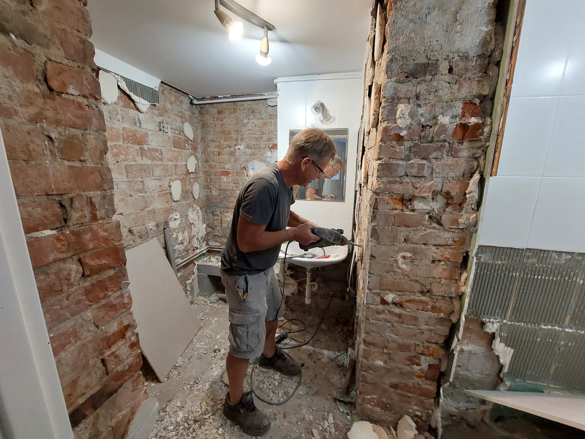 Remont łazienki - skuwanie płytek. W trakcie prac.
