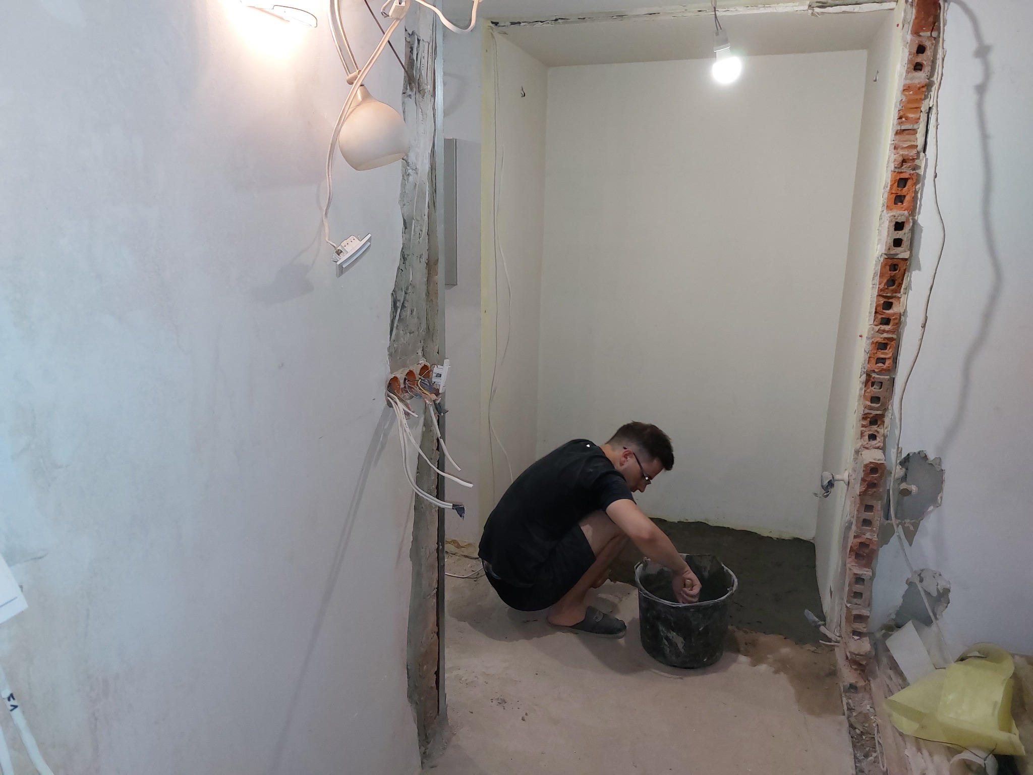 Przebudowa mieszkania wraz z wyburzeniami i stawianiem nowych ścianek działowych. Wyrównanie podłogi. W trakcie prac.