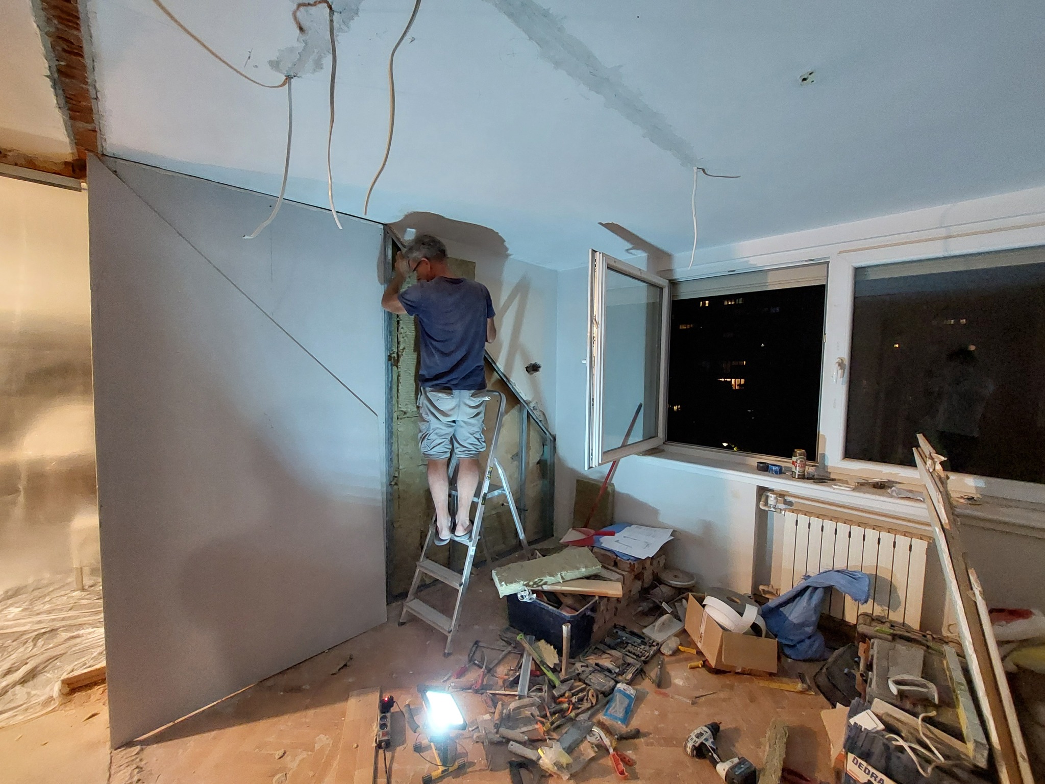 Kompleksowy remont mieszkania - wraz ze stawianiem nowych ścianek działowych. W trakcie prac.