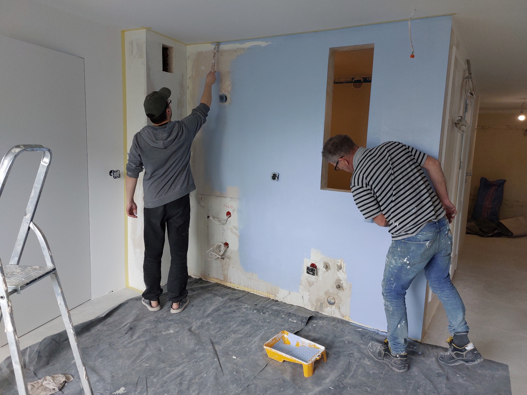 Kompleksowy remont mieszkania - wstępne malowanie. W trakcie prac.