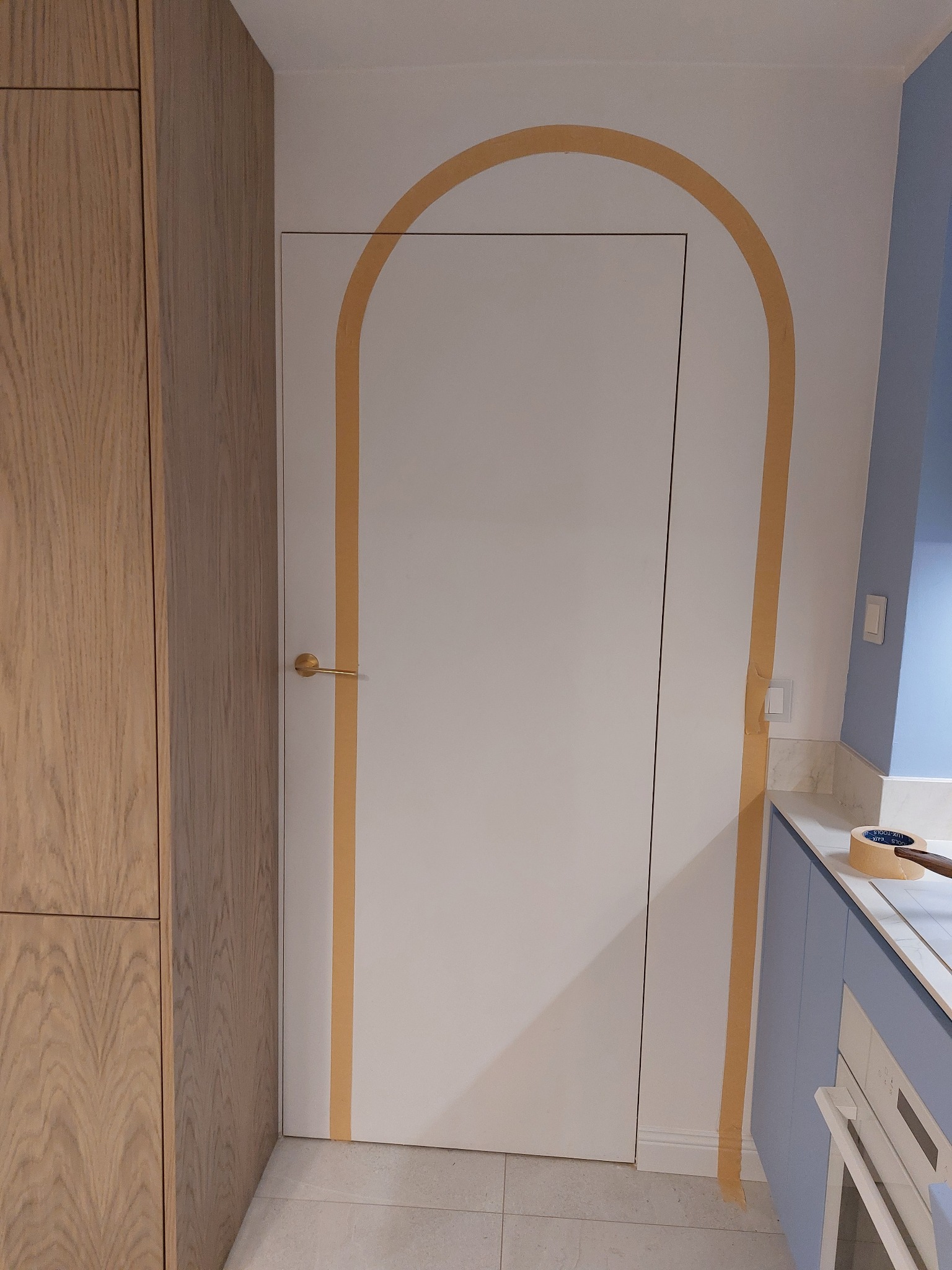 Malowanie łuku na drzwiach - remont mieszkania. W trakcie prac.