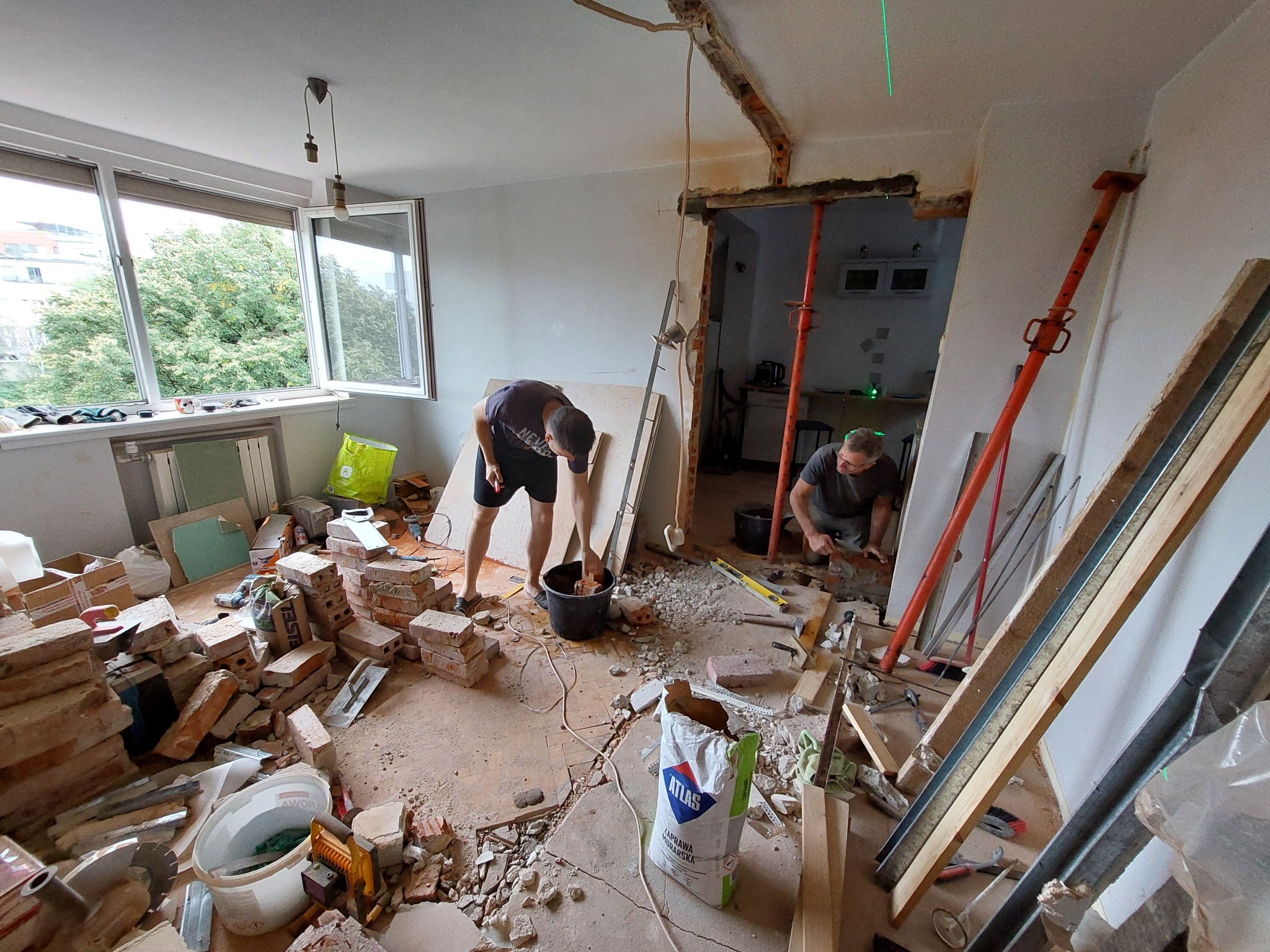 Generalny remont mieszkania - przesunięcie drzwi. W trakcie prac.