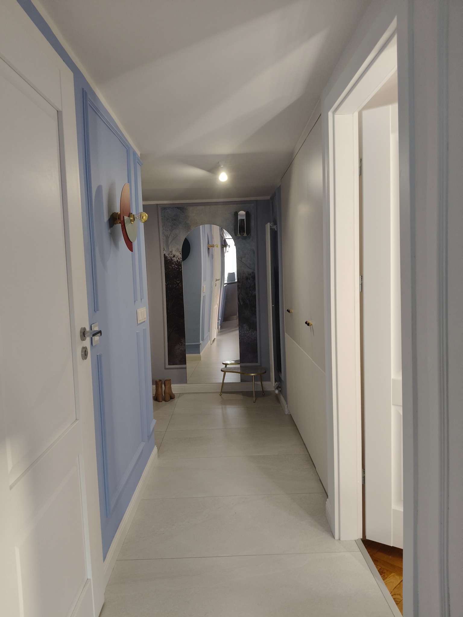 Efekty finalne - przebudowa ścian działowych, sztukateria, gładź, malowanie, tapetowanie, montaż lamp.