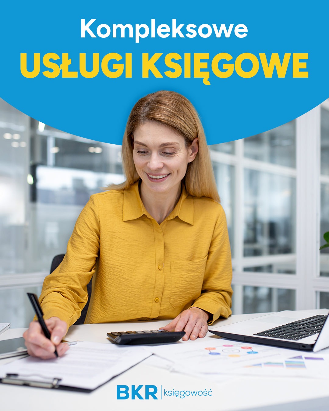 Kobieta w żółtej koszuli pracuje przy biurku z laptopem, kalkulatorem i dokumentami. Nad nią napis 'Kompleksowe USŁUGI KSIĘGOWE'.