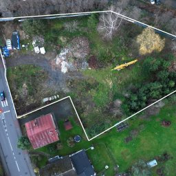 Profesjonalne filmy i zdjęcia z drona – promocja nieruchomości
Oferujemy nowoczesne ujęcia z powietrza, które w wyjątkowy sposób prezentują domy, mieszkania, działki i inwestycje.