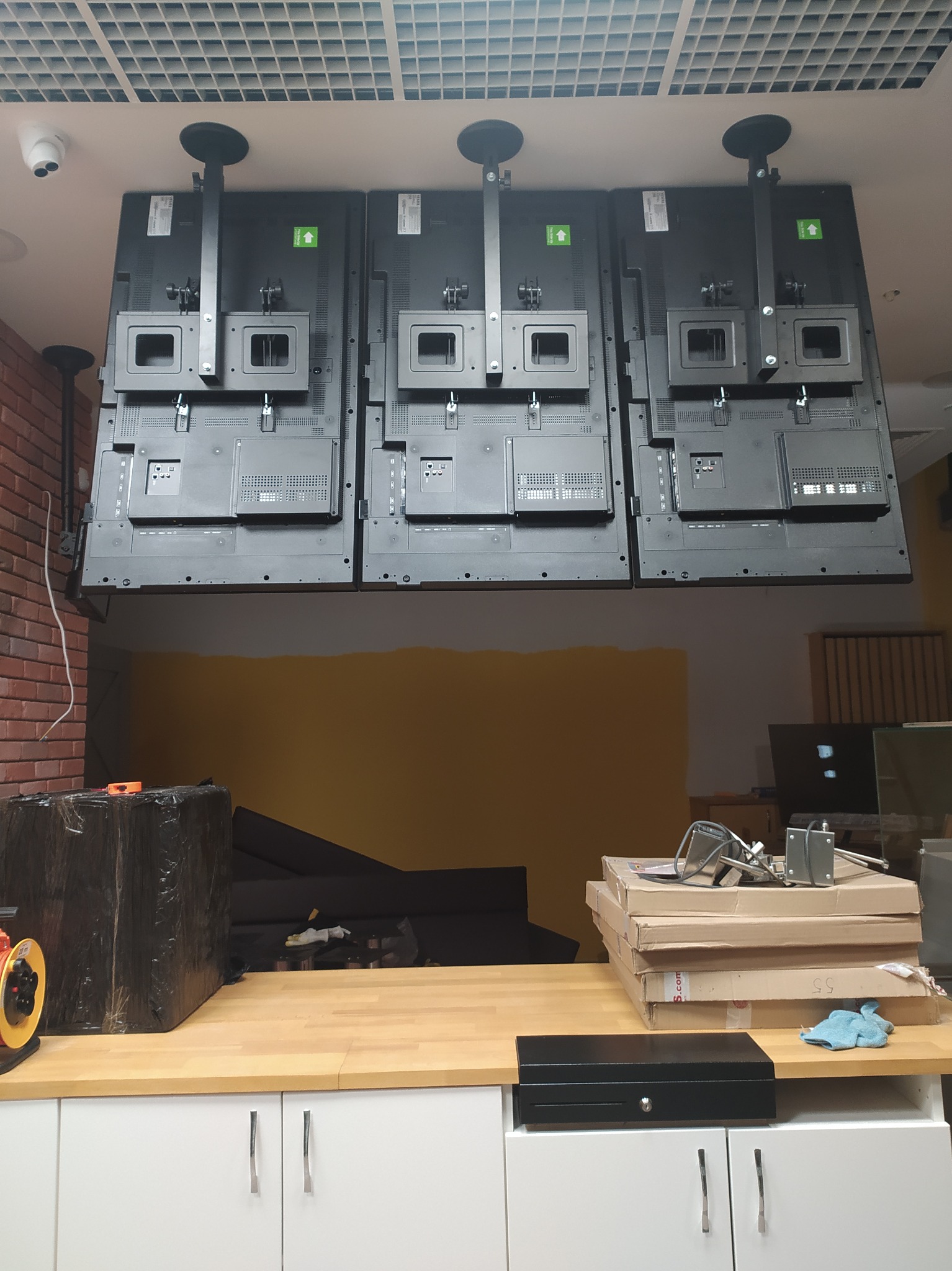 Montaż systemu TV do wyświetlania menu w restauracji.