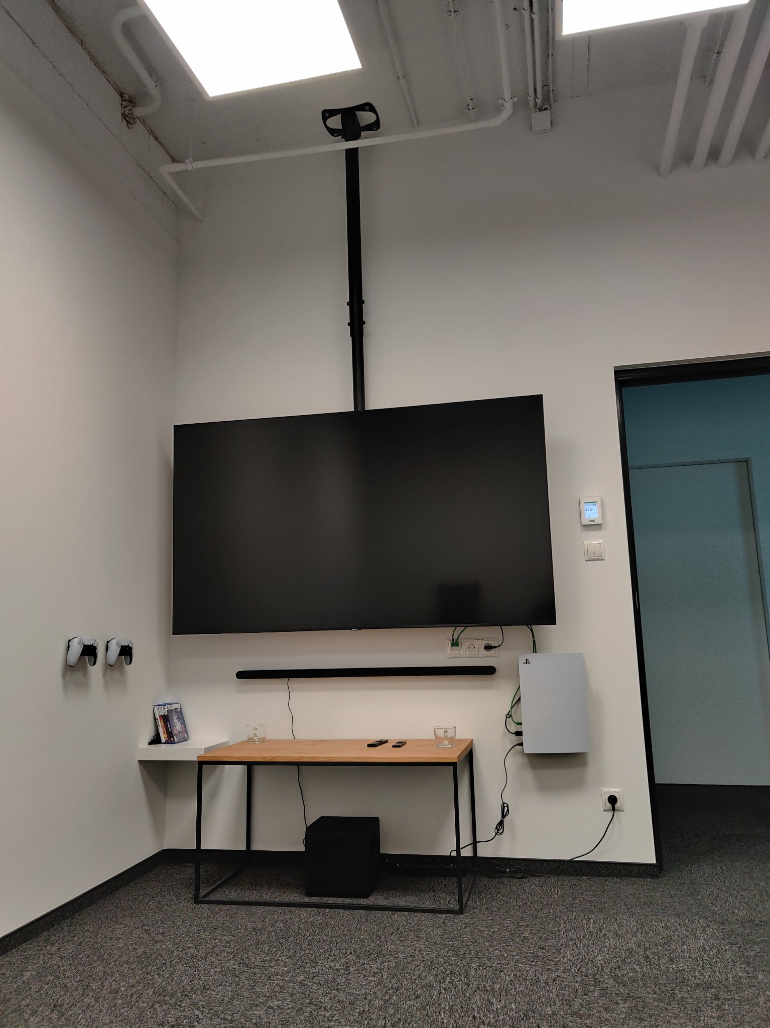 Montaż systemu multimedialnego.