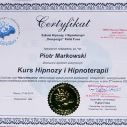 Certyfikat ukończenia kursu Hipnozy i Hipnoterapii Szkoły Sempergo dla Piotra Markowskiego, z podpisem Rafała Fossa i pieczęcią. Dokument w ozdobnej ramce.