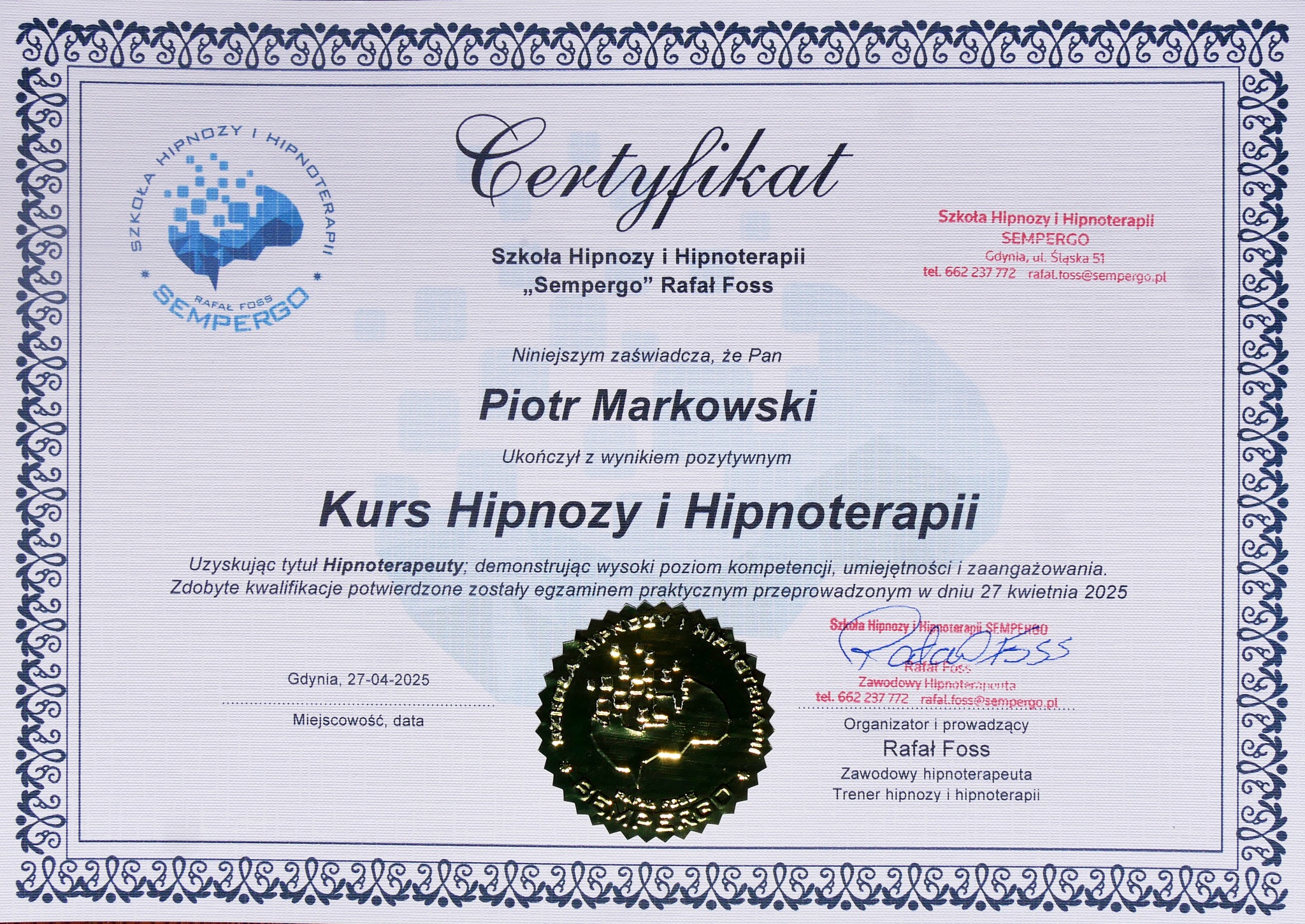Certyfikat ukończenia kursu Hipnozy i Hipnoterapii Szkoły Sempergo dla Piotra Markowskiego, z podpisem Rafała Fossa i pieczęcią. Dokument w ozdobnej ramce.