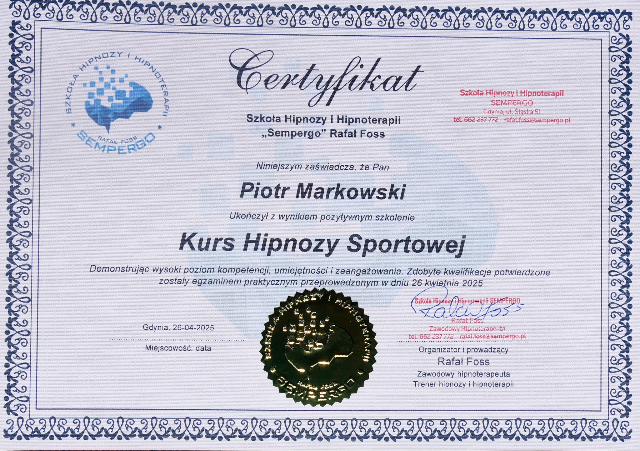Certyfikat ukończenia kursu Hipnozy Sportowej przez Piotra Markowskiego. Dokument w ozdobnej ramce, pieczęć i podpis Rafała Fossa ze Szkoły Hipnozy i Hipnoterapii.