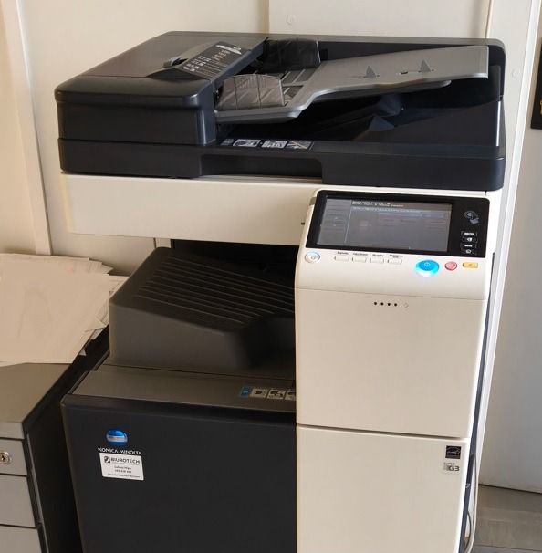 Czyszczenie i konserwacja urządzenia wielofunkcyjnego Konica Minolta w BiuroTech Płock – serwis Łukasz Hipp