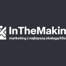 Białe logo 'InTheMaking' z hasłem 'marketing z najlepszą obsługą Klienta.' na ciemnoszarym tle. Minimalistyczny design z symbolem graficznym po lewej stronie.