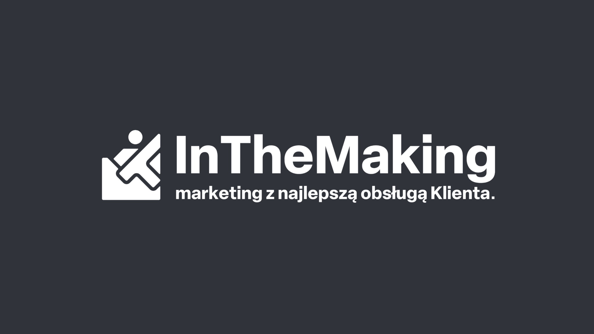 Białe logo 'InTheMaking' z hasłem 'marketing z najlepszą obsługą Klienta.' na ciemnoszarym tle. Minimalistyczny design z symbolem graficznym po lewej stronie.