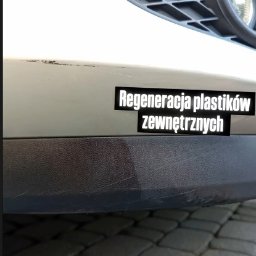AI Detailing - Regeneracja plastikowych elementów zewnętrznych samochodu. Widoczny fragment zregenerowanego zderzaka w odcieniach szarości, z napisem 'Regeneracja plastików zewnętrznych'.