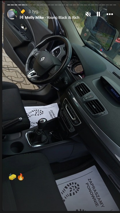 Wnętrze Renault Megane po czyszczeniu: czarna tapicerka, kierownica z logo, kartka z napisem 'Zapraszamy ponownie'. Widok z perspektywy kierowcy.